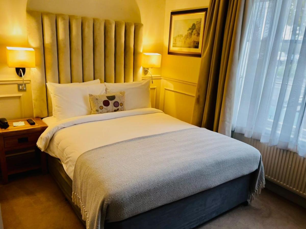 The Talbot Inn Woking Dış mekan fotoğraf