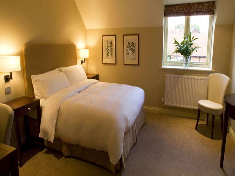 The Talbot Inn Woking Dış mekan fotoğraf