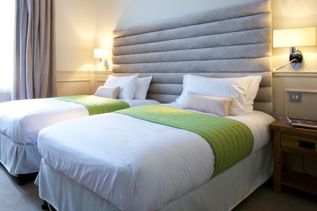 The Talbot Inn Woking Dış mekan fotoğraf