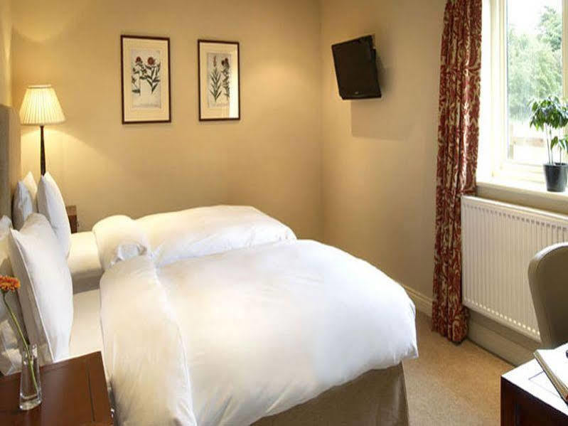 The Talbot Inn Woking Dış mekan fotoğraf