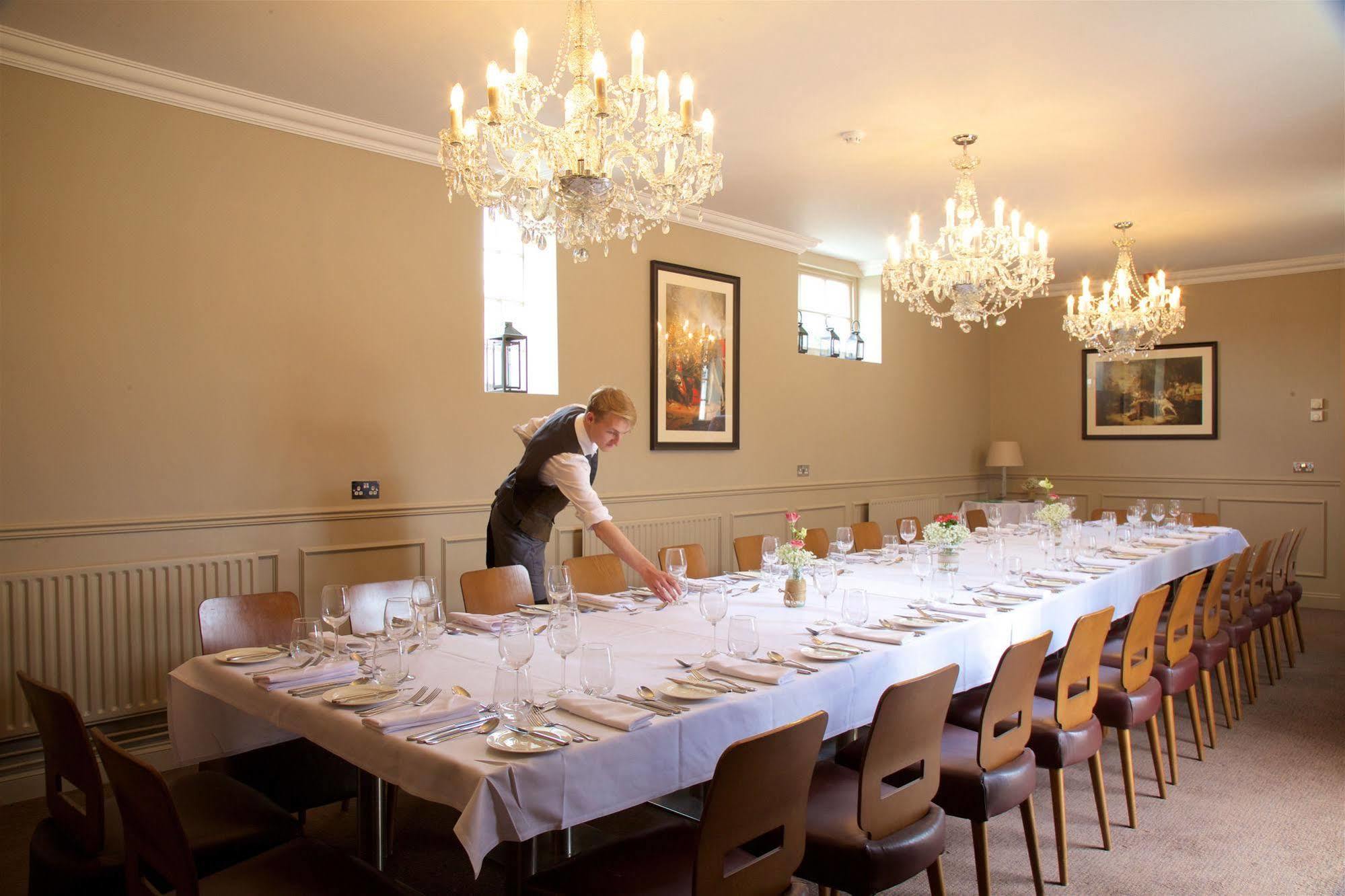 The Talbot Inn Woking Dış mekan fotoğraf